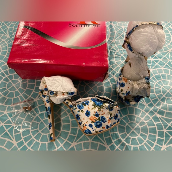 💛TODAY***$15***NWT CR Collection blue, gold, and white floral print stilettos. - Picture 5 of 6
